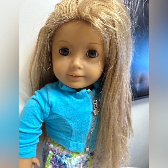 American girl doll blonde does not come with clothes